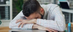 Collaborateur épuisé, la tête posée sur son ordinateur