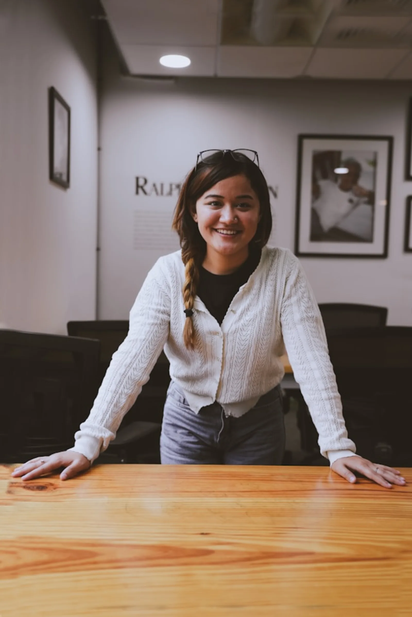 Collaboratrice souriante dans un environnement de travail